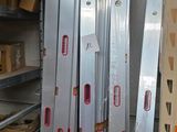 de nombreuses étagères contenant différents types d'outils dans un entrepôt