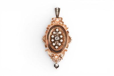 PENDENTIF ovale en or jaune 750 millièmes et argent griffé d…