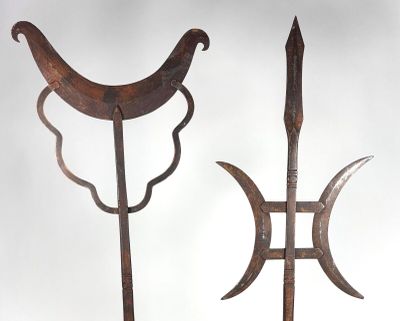 deux objets métalliques placés l'un à côté de l'autre