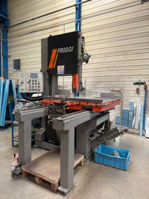 une photo d'une machine dans une usine