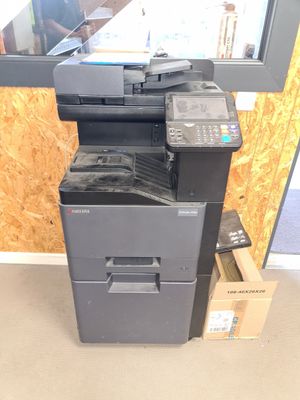 une imprimante posée sur une pile de cartons