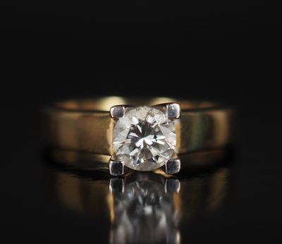 gros plan d'une bague en diamant sur une surface noire
