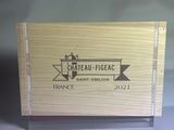 gros plan d'une boîte en bois portant un logo