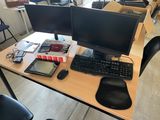un bureau équipé de deux écrans et d'un clavier