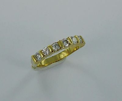 Demi alliance or sertie de brillants (environ 0,40 carat).