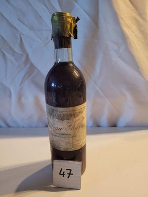 une bouteille de vin posée sur une table