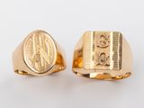 deux bagues en or portant les initiales de deux hommes et d'une femme