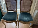 deux chaises assises l'une à côté de l'autre sur un sol en bois dur