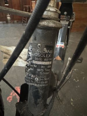 un gros plan d'un vélo avec un maillon de chaîne