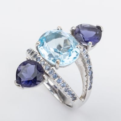 Bague "Cocktail" topaze, épaulée de saphirs, monture or gris…