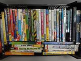 une boîte en plastique noire contenant tout un tas de DVD
