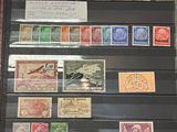de nombreux timbres différents exposés dans une vitrine