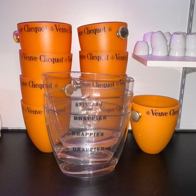 many orange cups sitting on a table next to each other