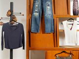 une présentation de vêtements sur une étagère en bois dans une pièce