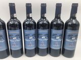 six bouteilles de vin rouge sont alignées sur une table