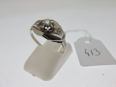 Gros plan sur une bague en argent ornée d'un diamant
