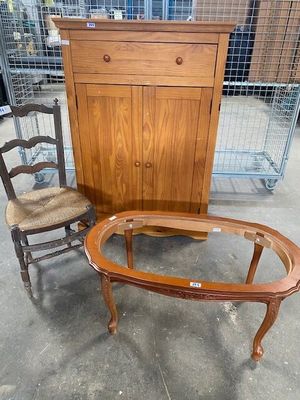 deux chaises et une table dans une pièce
