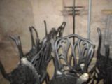 beaucoup de chaises et une table dans une pièce