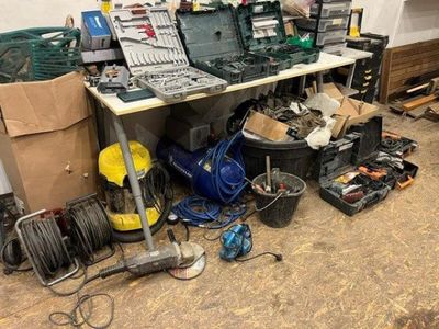un établi avec de nombreux outils dans un garage