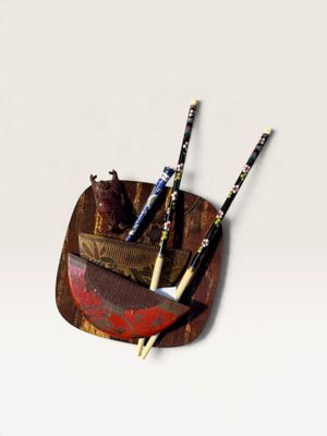 a picture of a pen holder with two pens and a knife