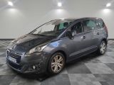 la voiture grise est garée dans le garage sur le sol en damier