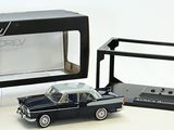une petite voiture noire devant une boîte noire