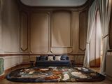 une image d'un salon avec un canapé et un tapis
