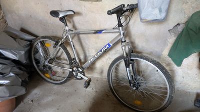 un vélo appuyé contre un mur
