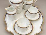 un plateau sur lequel se trouvent un service à thé, ainsi qu'une tasse et une soucoupe