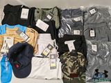 beaucoup de vêtements et de chapeaux pour hommes posés sur une table