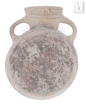 un vieux vase posé sur une surface blanche