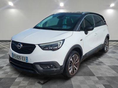 un SUV Opel blanc garé dans une pièce au sol carrelé