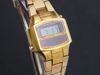 une montre-bracelet en or dotée d'un affichage numérique