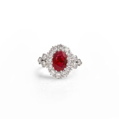 BAGUE RUBIS POMPADOUR Elle est ornée d'un rubis ovale dans u…