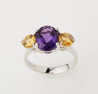 Bague en or blanc 750°/.(18K) 4g10 ornée d'une Améthyste cal…