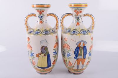 HENRIOT QUIMPER Paire de vases à épaulement à deux anses en …