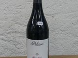 une bouteille de vin posée sur une table