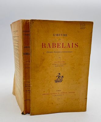 un vieux livre posé sur une table à côté d'un fond blanc