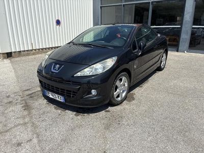 la voiture noire est garée devant un bâtiment