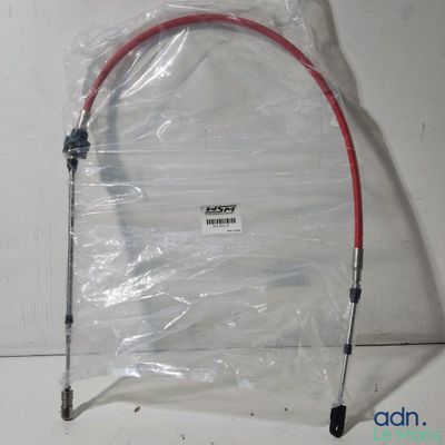 un gros plan d'un tuyau rouge sur un sac en plastique