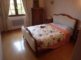 une chambre avec un lit, une commode et une fenêtre