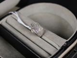 une bague dans un écrin posé sur une table