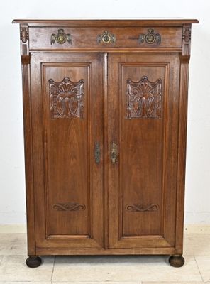 l'image d'une armoire en bois surmontée de deux portes