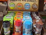 une boîte contenant un assortiment d'articles, exposée dans un magasin