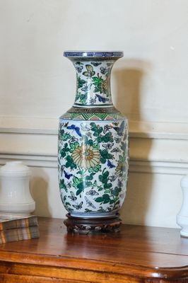 un vase posé sur une table
