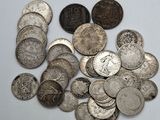 une pile de pièces d'argent posée sur une surface blanche