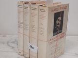 trois livres posés sur une table en marbre