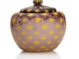 bocal en verre violet et jaune avec des pois sur le couvercle