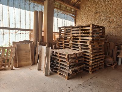 un gros tas de palettes empilées dans une pièce