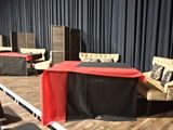 de nombreuses chaises disposées sur la scène